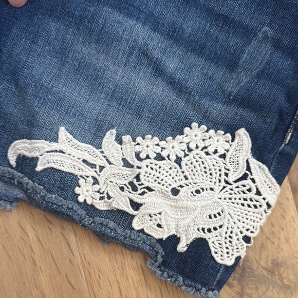 Reitmans Blue and White Jean Shorts with Lace Detail - Picture 4 of 5